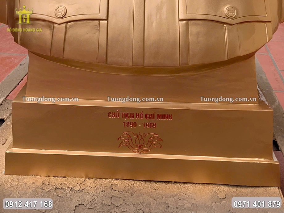 Phần chân đế chạm khắc sắc nét tên, năm sinh và năm mất của Bác